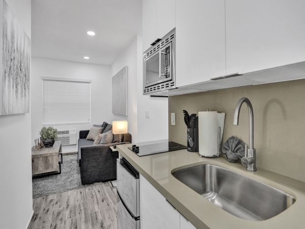 Hollywood Condo 978802