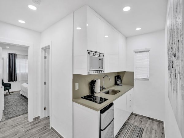 Hollywood Condo 978802