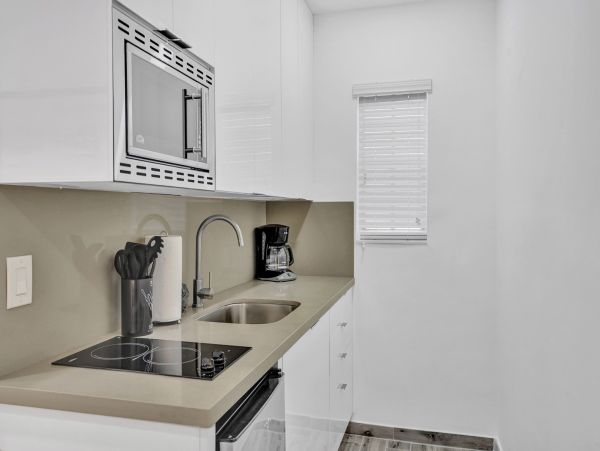 Hollywood Condo 978802