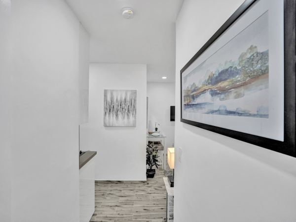 Hollywood Condo 978802