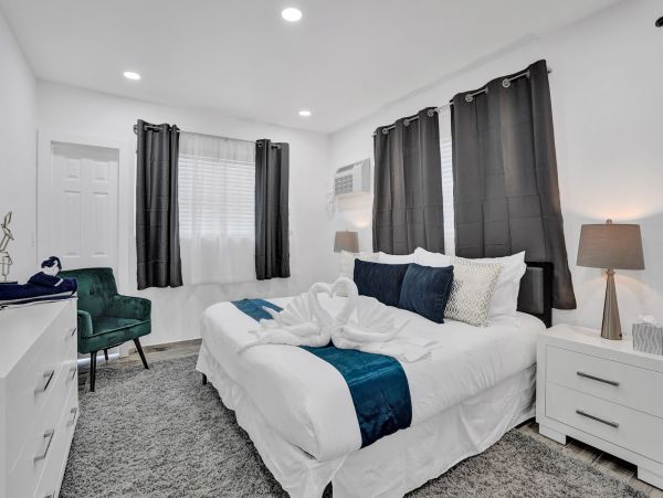 Hollywood Condo 978802