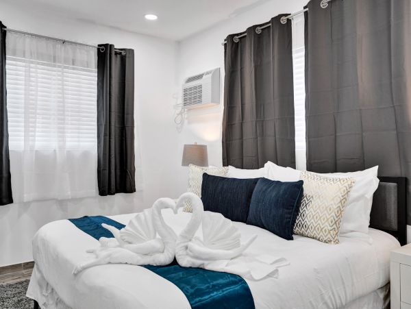 Hollywood Condo 978802