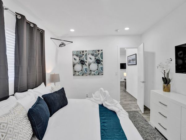 Hollywood Condo 978802