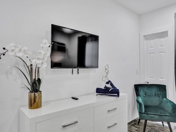 Hollywood Condo 978802