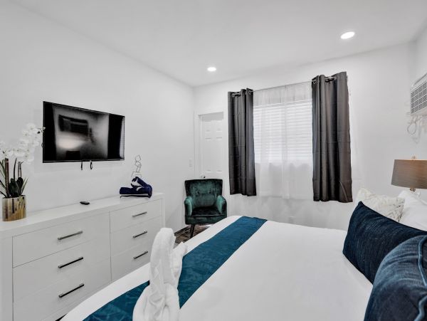 Hollywood Condo 978802