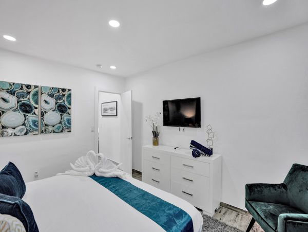 Hollywood Condo 978802