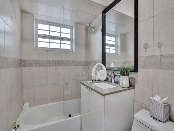 Hollywood Condo 978802