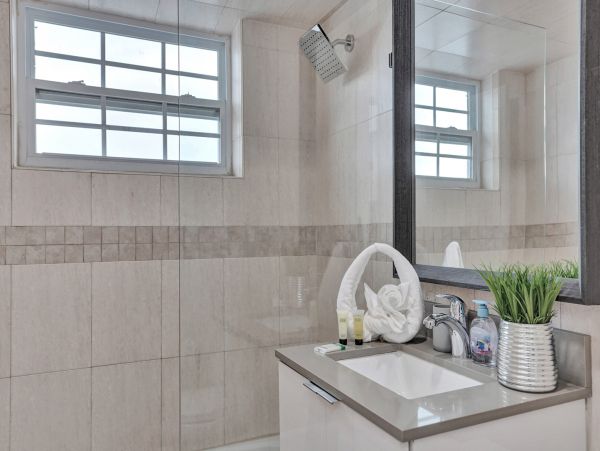 Hollywood Condo 978802