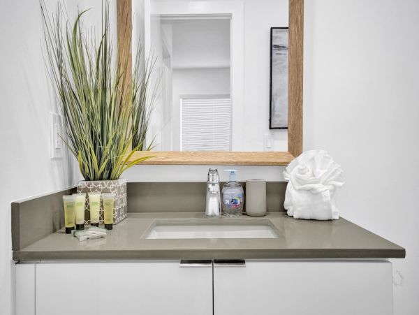 Hollywood Condo 978803