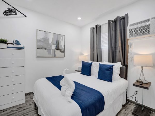 Hollywood Condo 978803