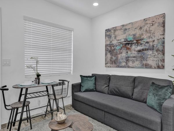 Hollywood Condo 978803