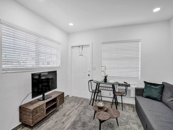 Hollywood Condo 978803