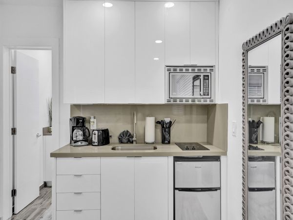 Hollywood Condo 978803