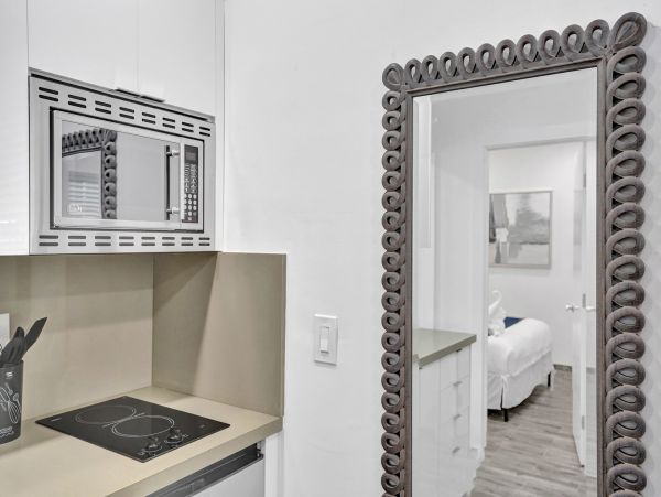 Hollywood Condo 978803