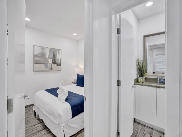 Hollywood Condo 978803