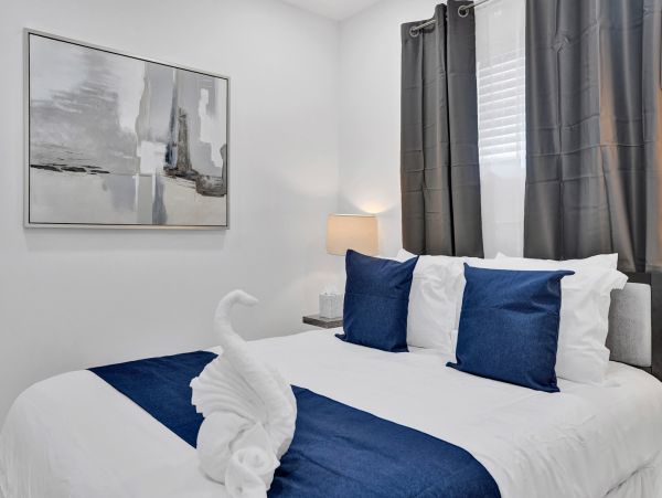 Hollywood Condo 978803