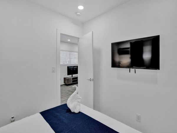 Hollywood Condo 978803