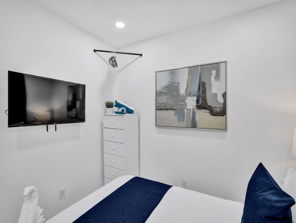 Hollywood Condo 978803