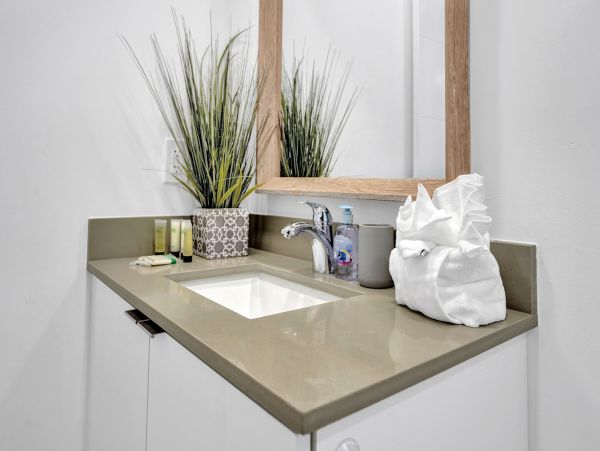 Hollywood Condo 978803