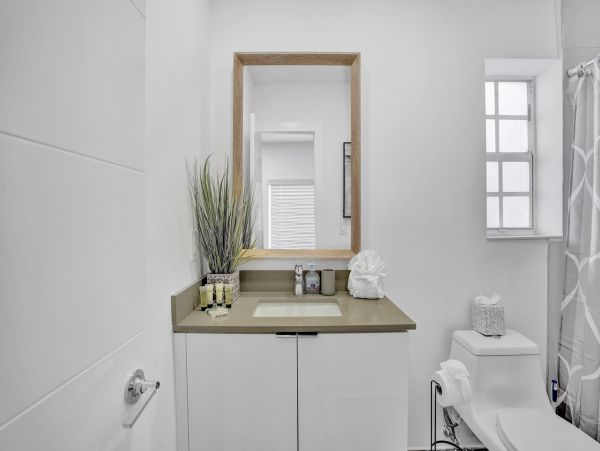 Hollywood Condo 978803
