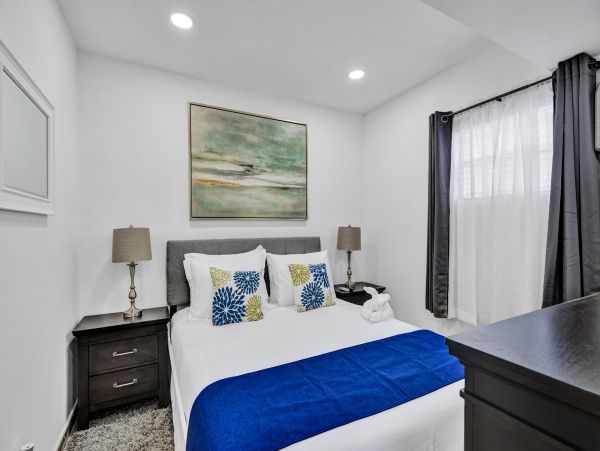 Hollywood Condo 978804