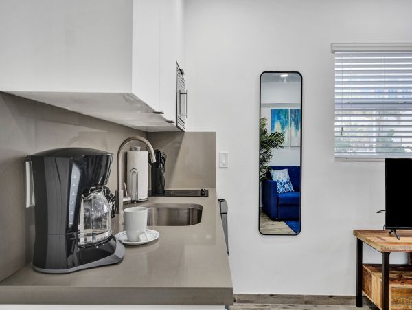 Hollywood Condo 978804