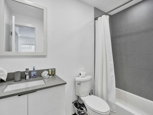 Hollywood Condo 978804