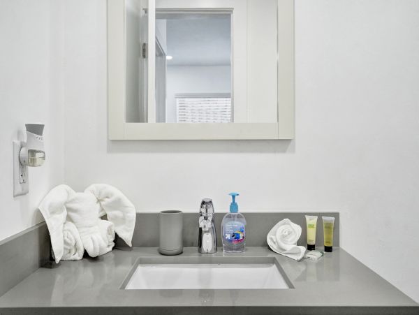Hollywood Condo 978804
