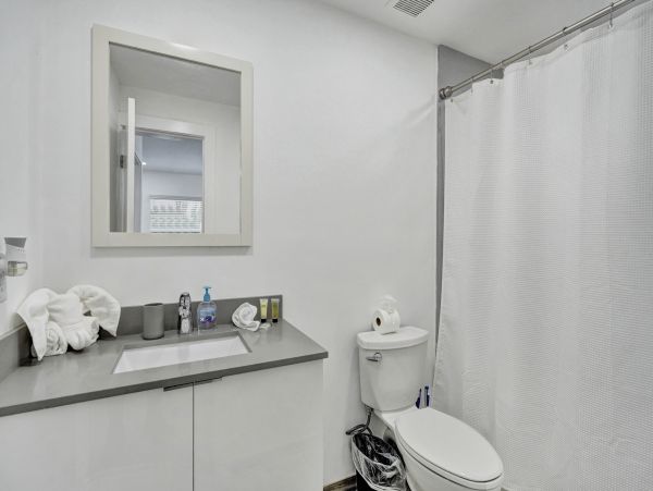 Hollywood Condo 978804
