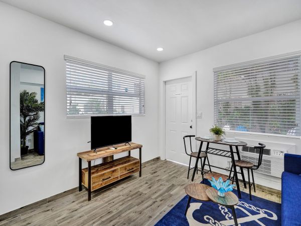 Hollywood Condo 978804