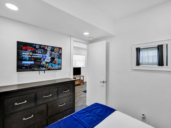 Hollywood Condo 978804