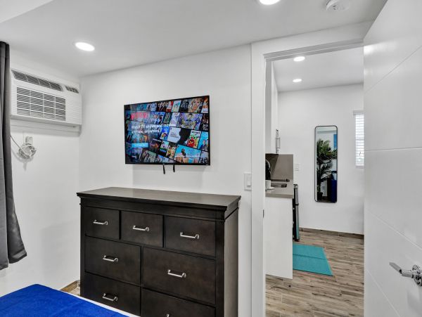 Hollywood Condo 978804