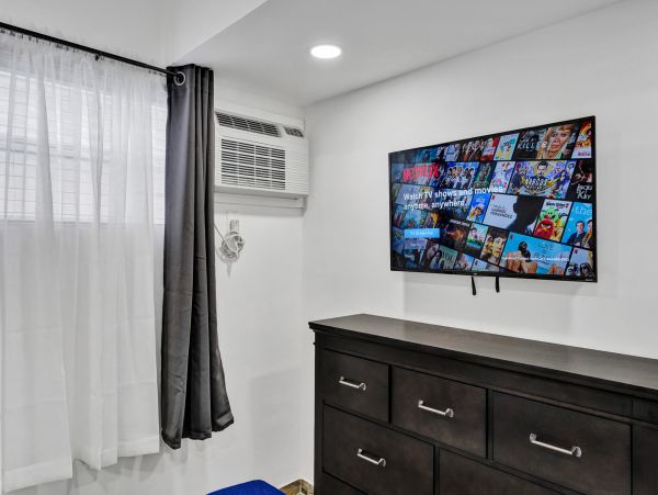 Hollywood Condo 978804
