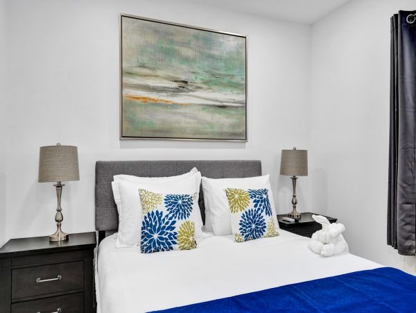 Hollywood Condo 978804