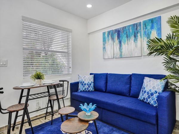 Hollywood Condo 978804