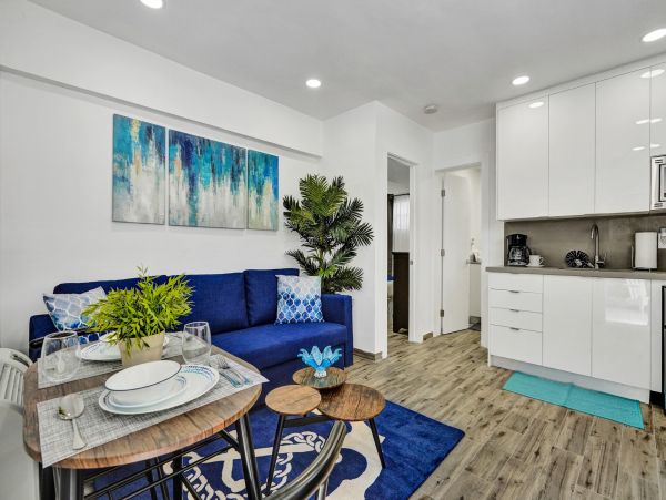 Hollywood Condo 978804