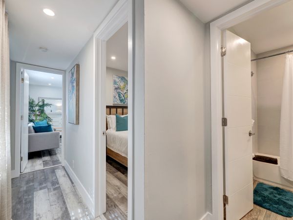 Hollywood Condo 978806