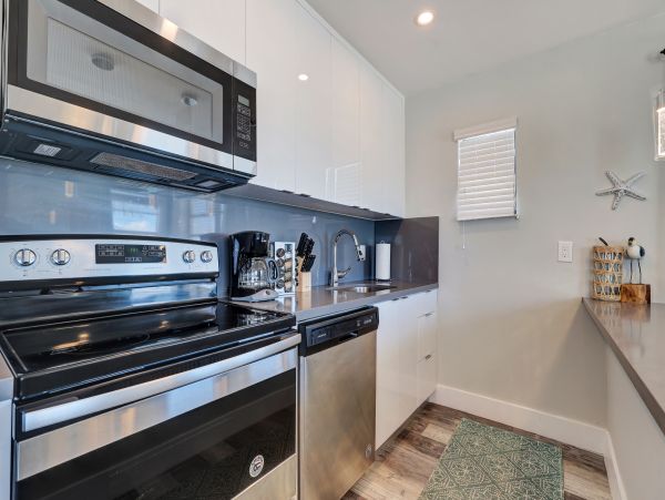 Hollywood Condo 978806