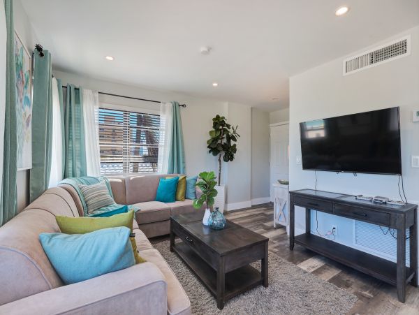 Hollywood Condo 978806