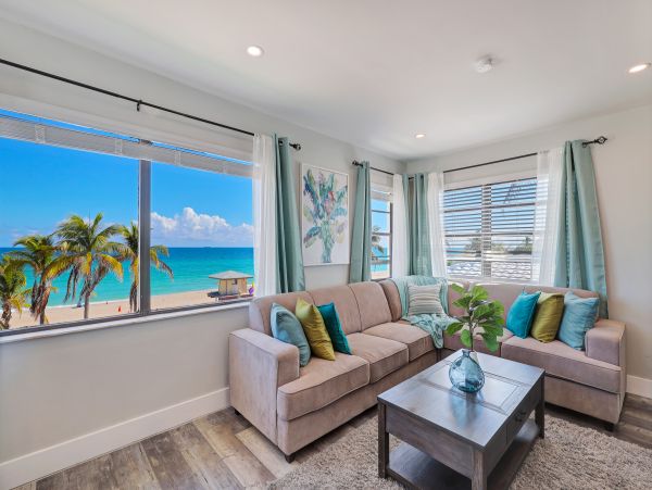 Hollywood Condo 978806