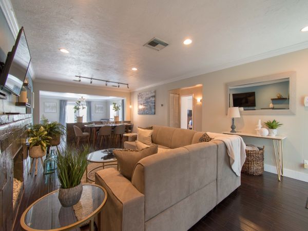 Hollywood Home 978809
