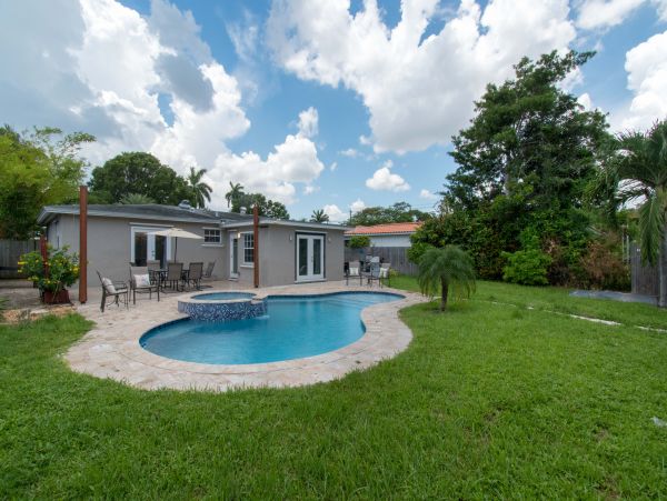 Hollywood Home 978809