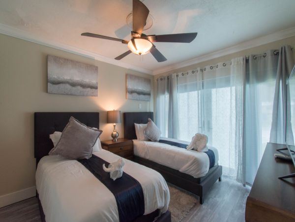 Hollywood Home 978809