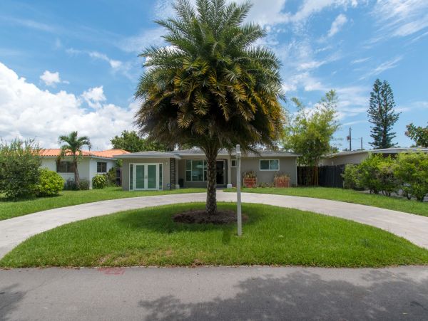 Hollywood Home 978809