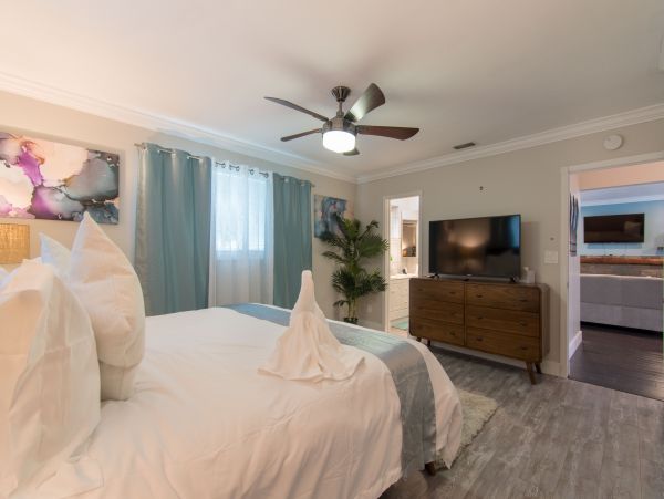 Hollywood Home 978809