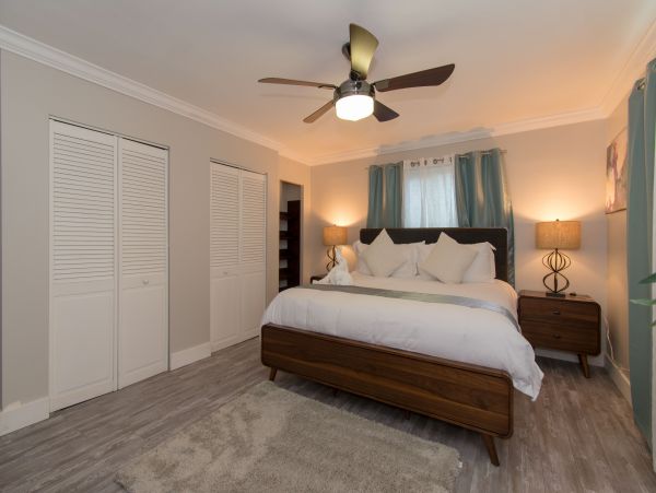 Hollywood Home 978809