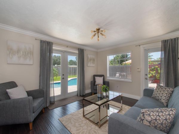 Hollywood Home 978809