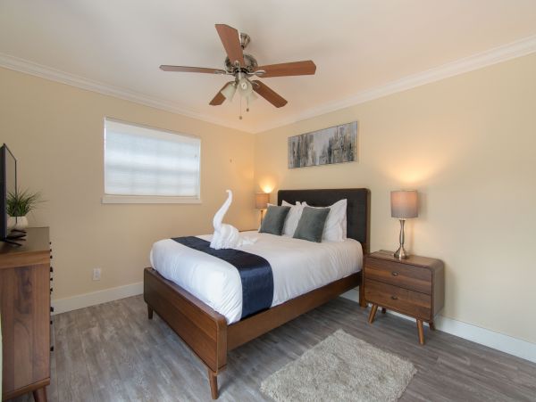 Hollywood Home 978809