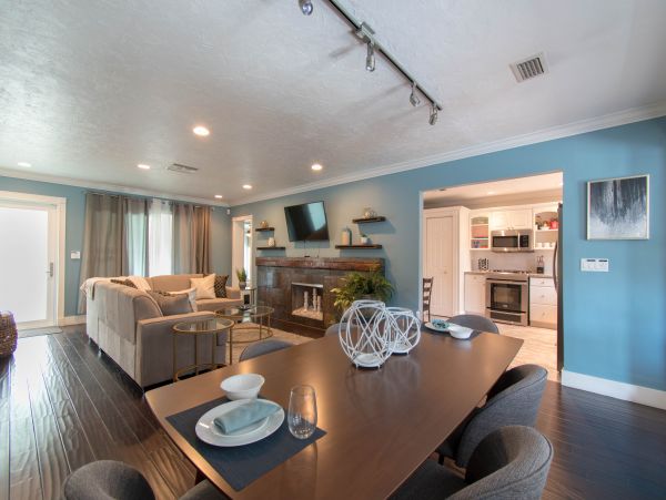 Hollywood Home 978809