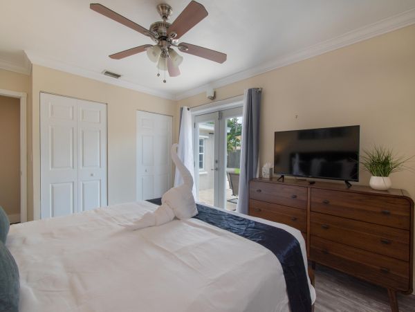 Hollywood Home 978809
